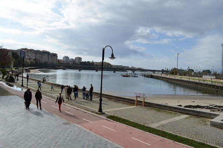 El Ayuntamiento lleva la recogida de vidrio puerta a puerta a los locales del casco histórico de Bouzas