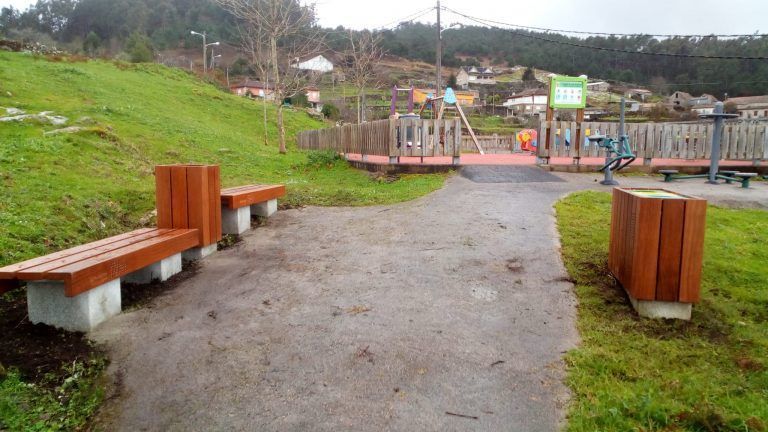Baiona instala mobiliario urbano en el parque infantil de Fontes