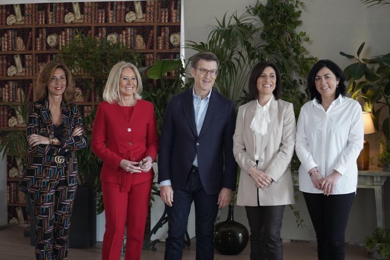 Feijóo encabeza la lista por Pontevedra con Corina Porro de número 2