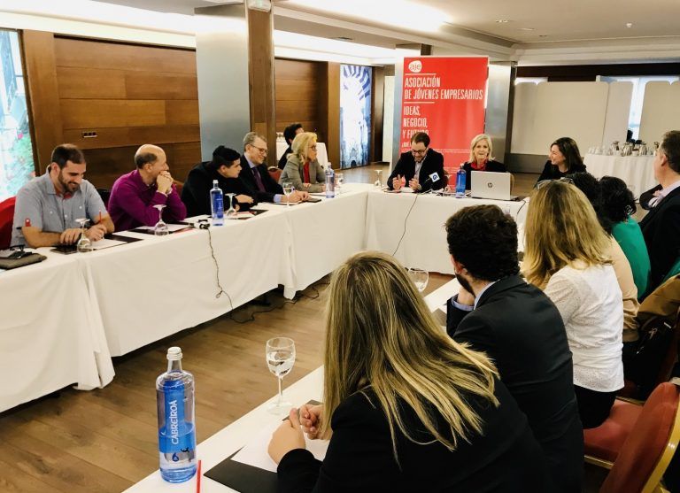La Xunta acerca a emprendedores de AJE Vigo ayudas para autónomos