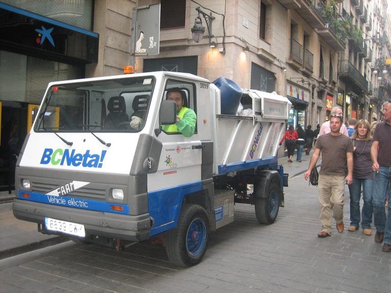 Dos camiones 100% eléctricos recogerán la basura puerta a puerta en el Casco Vello y Bouzas