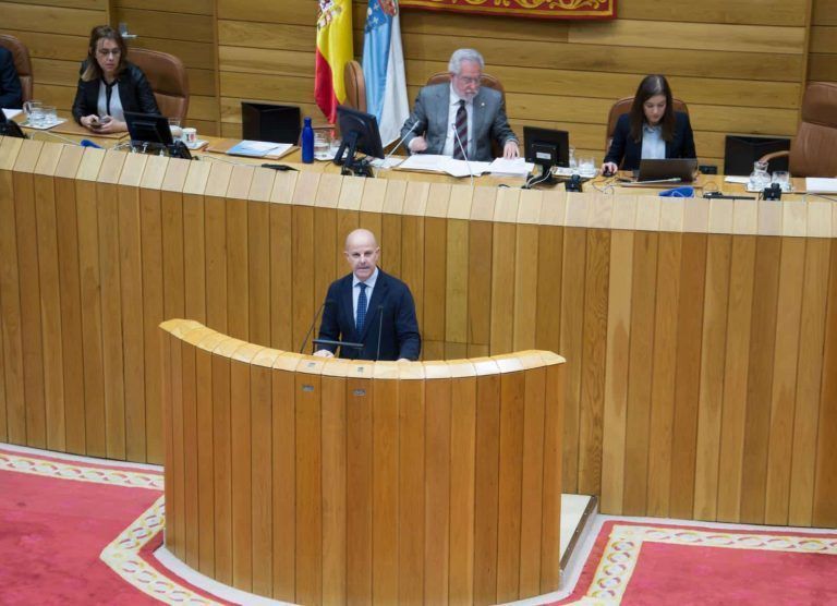 O Parlamento galego reclama ao Goberno central que garanta a venda de billetes presencial en distintas estacións ferroviarias galegas