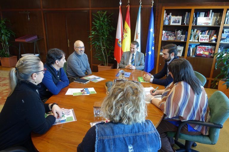 Caballero critica la «desatención» de la Xunta a los colegios públicos