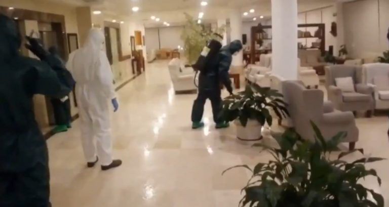 La Brilat desinfecta la residencia de mayores de Bembrive en Vigo