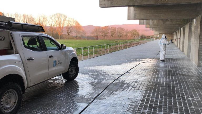 El Servicio de prevención y defensa contra incendios desinfecta más de 350 centros de salud y residencias en su primera semana