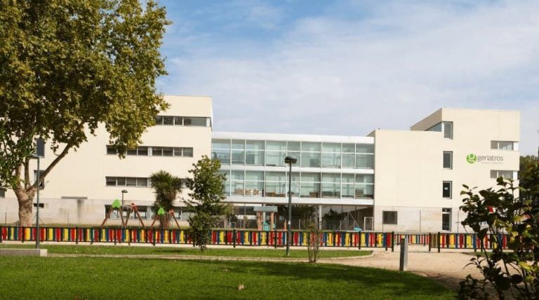 El Concello de Vigo entrega 7.900 pares de guantes donados a la residencia DomusVi en Barreiro