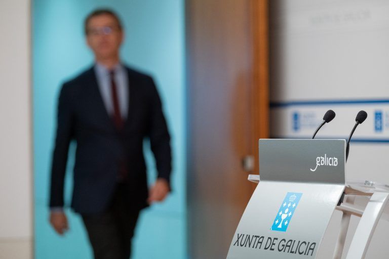 Feijóo considera prioritario garantizar el suministro de material sanitario, mantener la realización de pruebas de detección en toda España y estrechar el confinamiento lo máximo posible
