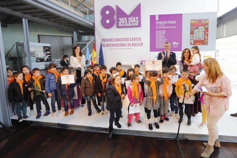 La Xunta premia a los centros ganadores del concurso de carteles de la campaña del 8M