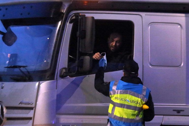 La Policía Local y Protección Civil reparten mascarillas en accesos a los polígonos industriales de O Porriño