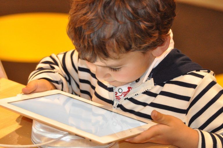 La Xunta reparte 1.790 nuevos equipos entre los niños con menos recursos del área de Vigo