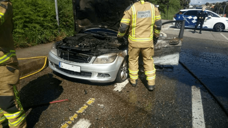 Calcinados dos vehículos en Vigo