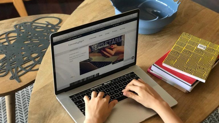 La UVigo reparte más de 200 routers con WiFi para que el alumnado pueda seguir su formación y examinarse