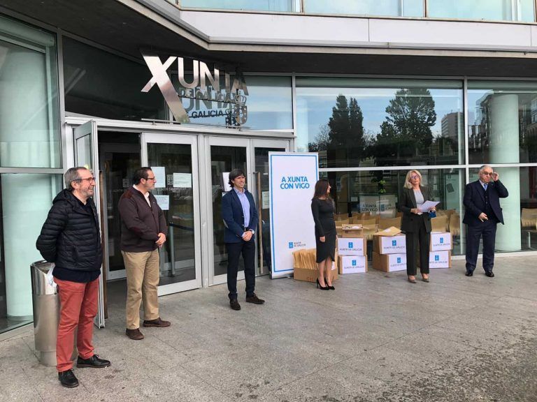 La Xunta entrega a Cáritas y farmacias de Vigo 7.000 mascarillas para niños