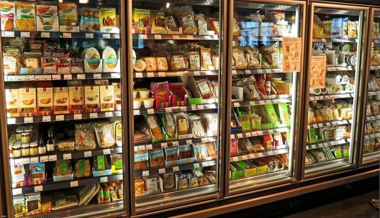 Un Juzgado de Vigo condena a seis personas por causar daños en productos de un supermercado a los que pusieron pegatinas con lemas contra Israel