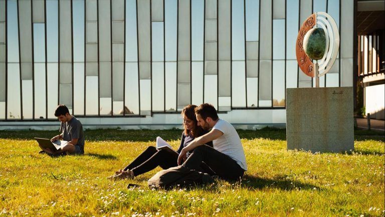 O reitor da Universidade de Vigo reafírmalle ao alumnado a intención de sacar adiante o curso “con éxito” nas datas marcadas