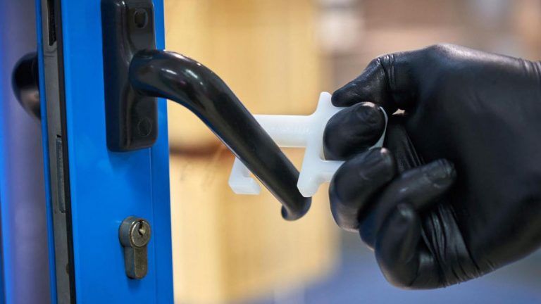 UVigo, Asime e empresas galegas crean LU_Touch, un dispositivo para abrir portas e pulsar botóns evitando o contacto