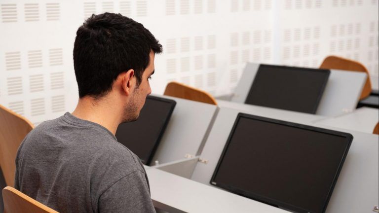O reitor da Universidade de Vigo avanza diferentes medidas ante a posibilidade de que o curso se complete de xeito non presencial