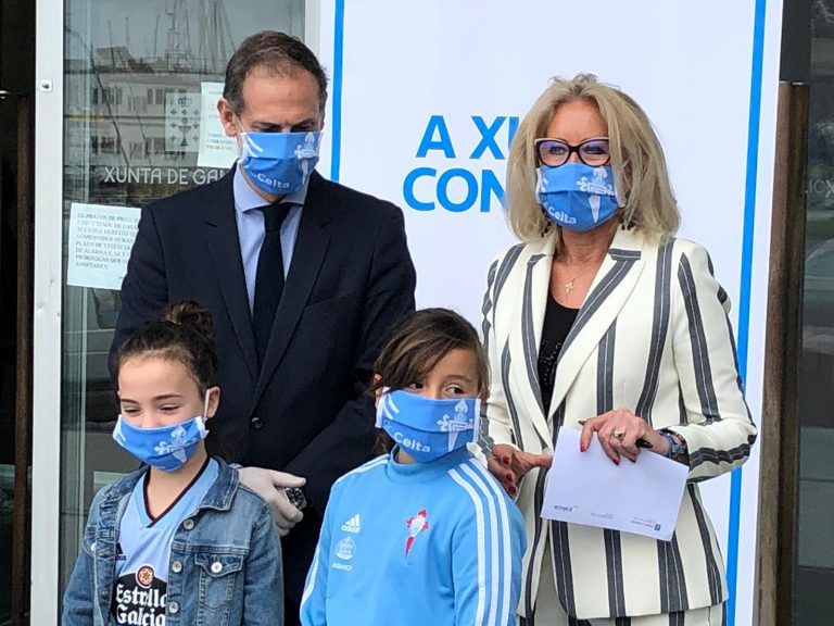 Xunta y Celta elaborarán y repartirán 11.000 mascarillas celestes entre los niños vigueses