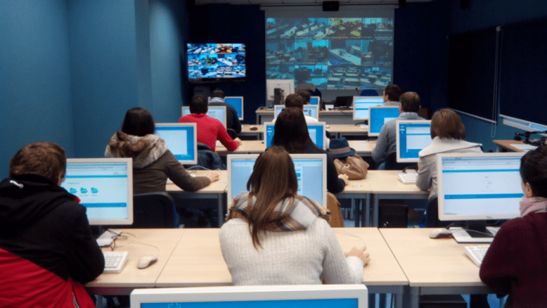 O alumnado universitario poderá examinarse en liña nas aulas CeMIT da Xunta