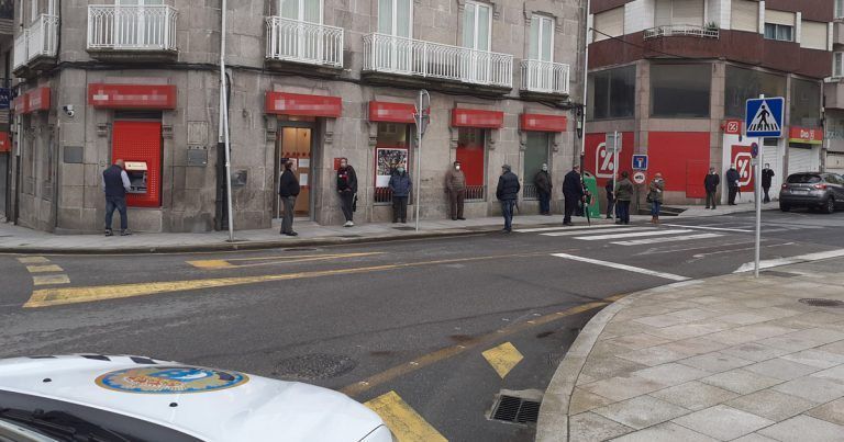 A Policía Local de Tui denuncia a unha entidade bancaria polas colas que se forma no exterior ao ter só dous días de apertura ao público