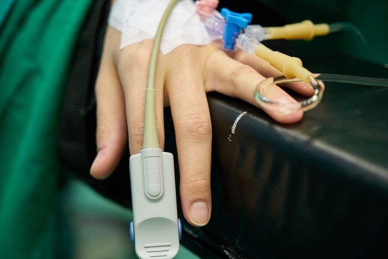 El área sanitaria de Vigo baja de la barrera de los 130 casos activos por coronavirus