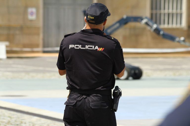 La Policía Nacional de Vigo detiene a una pareja que distribuía droga desde una vivienda de la calle Esturáns