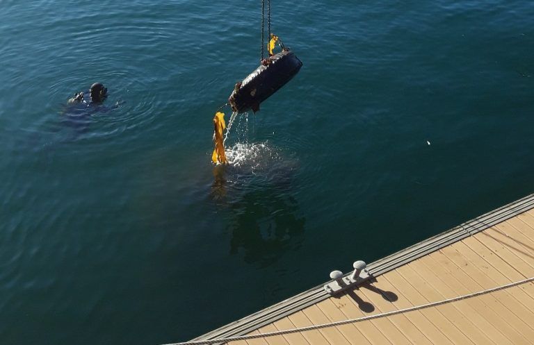 El Puerto de Vigo retira más de 19 toneladas de residuos de los fondos de varias dársenas