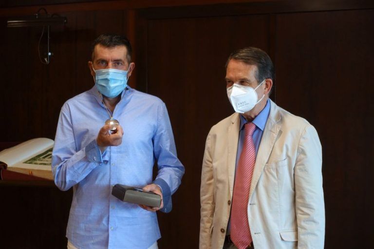 Alejandro Gómez recibe la medalla como Vigués Distinguido