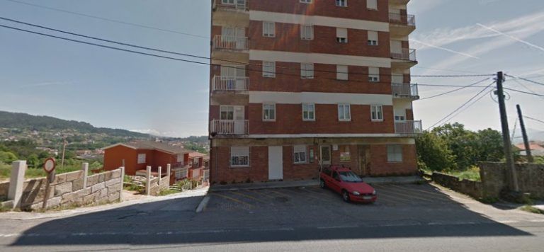 Un turismo termina encima del tejado de una casa en Cangas cuando su conductor trataba de maniobrarlo