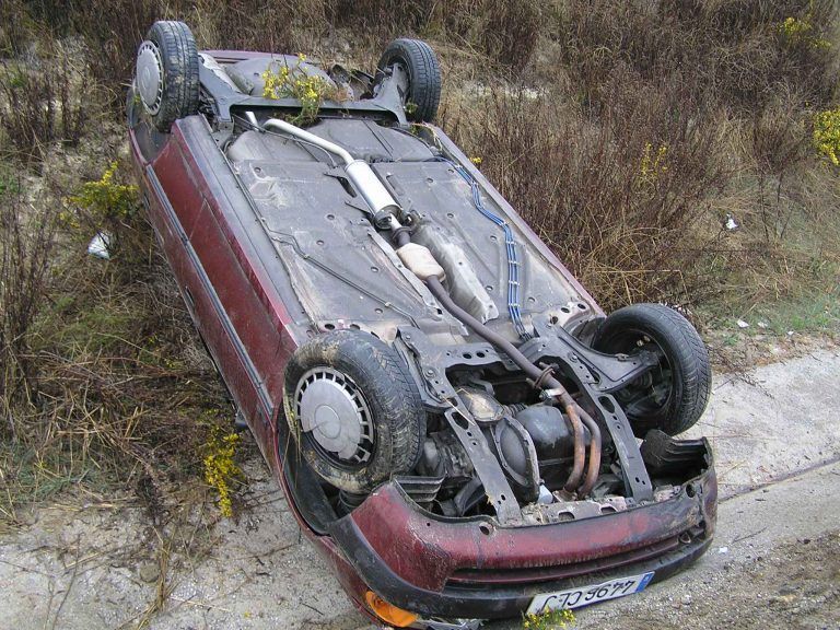 Una persona fallece y dos se quedan atrapadas tras caer un coche a un riachuelo en A Cañiza