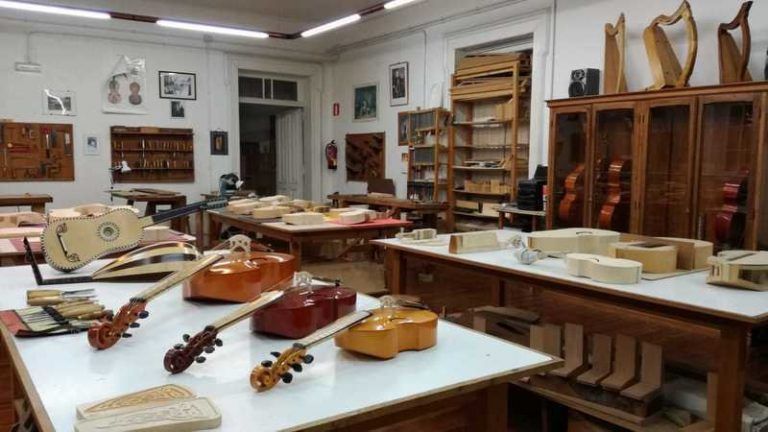 El Concello ofrece cerca de 100 plazas gratuitas para la Escuela Municipal de Artes y Oficios
