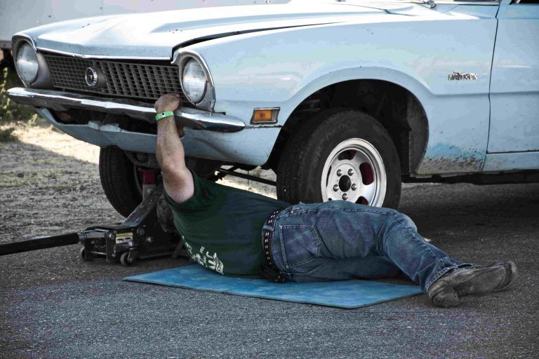 Un hombre llama al 112 Galicia tras quedar atrapado bajo el coche que reparaba