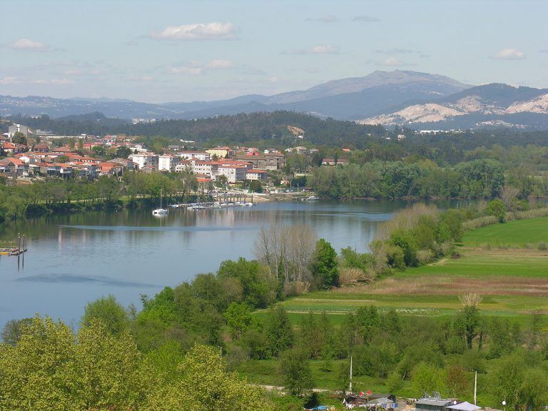 Bomberos portugueses rescatan a un hombre que arrastraba la corriente del río en Arbo