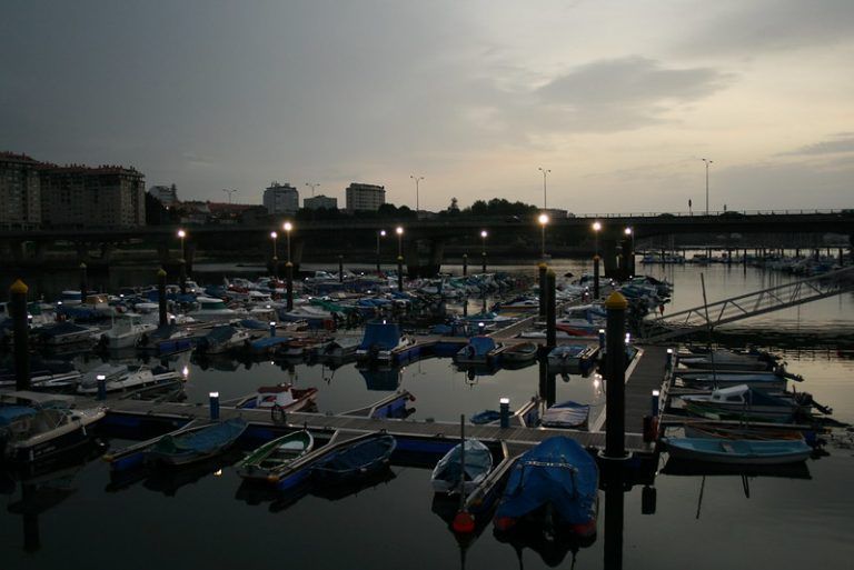 Un hombre herido de consideración al ser alcanzado por una embarcación en Vigo