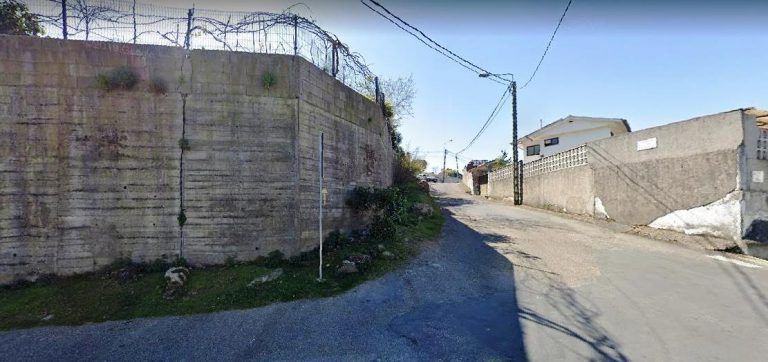 Un coche termina empotrado contra una vivienda vacía después de sufrir una salida de vía en Vigo