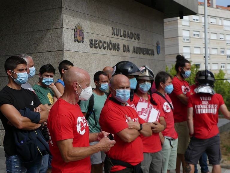 La CIG denuncia por vía penal al Concello de Vigo por mantener el decreto que “esclaviza” al colectivo de bomberos