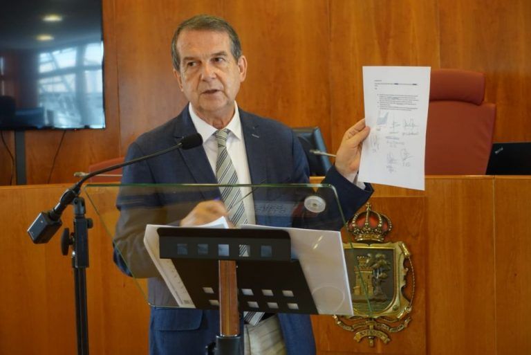 Caballero defiende su postura y subraya que la entrega de remanentes municipales es voluntaria
