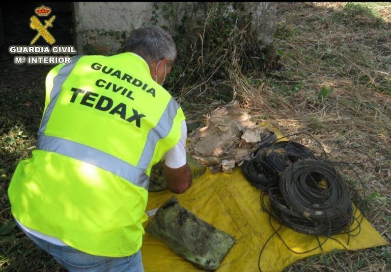 La Guardia Civil retira restos de material explosivo en mal estado de una vivienda en Moaña