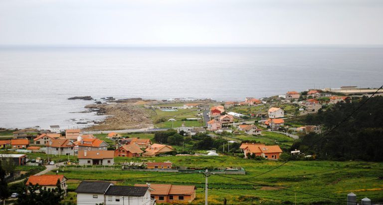 Rescatan a una mujer herida que resbaló en las rocas de Oia