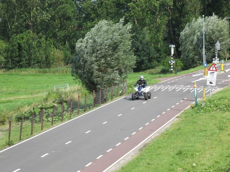 Fallece un joven en A Illa de Arousa tras chocar con el quad que conducía contra un escaparate