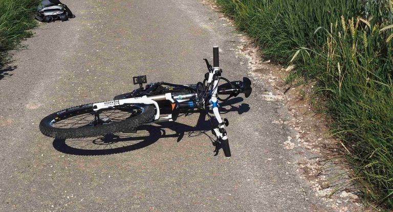 Hospitalizado un ciclista tras caerse en una cuneta en Mos