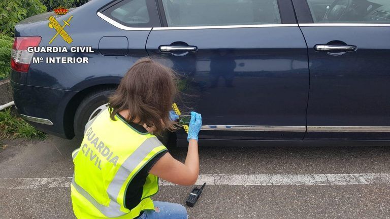 Investigan a una joven en Baiona por dañar trece vehículos con un objeto punzante