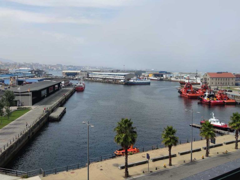 Rescatan a un hombre caído al mar en el muelle cercano al club náutico de Vigo