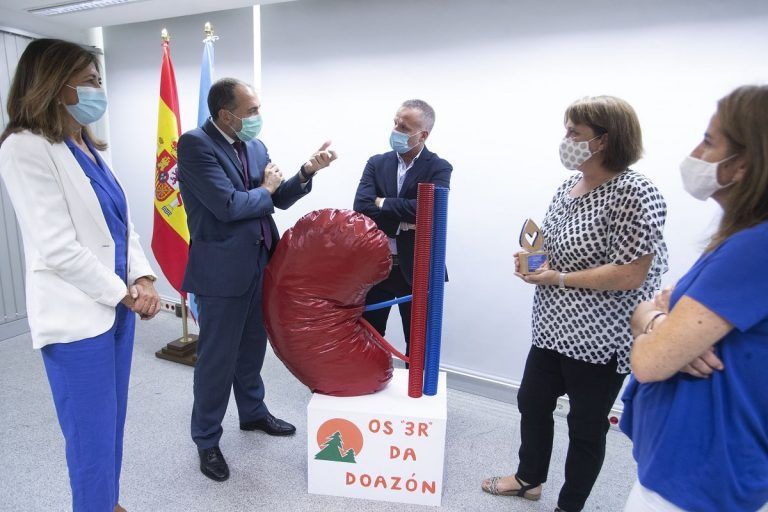 O conselleiro de Sanidade entrega ao centro de ensino CPR Montesol un agasallo conmemorativo da axencia de doazón de órganos e sangue polo seu labor en prol da doazón