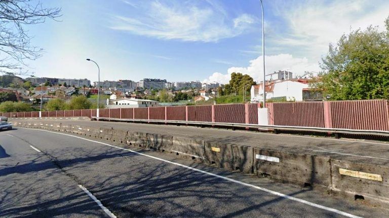 Excarcelan a un hombre atrapado en un vehículo tras sufrir un accidente en la Avenida Arquitecto Antonio Palacios