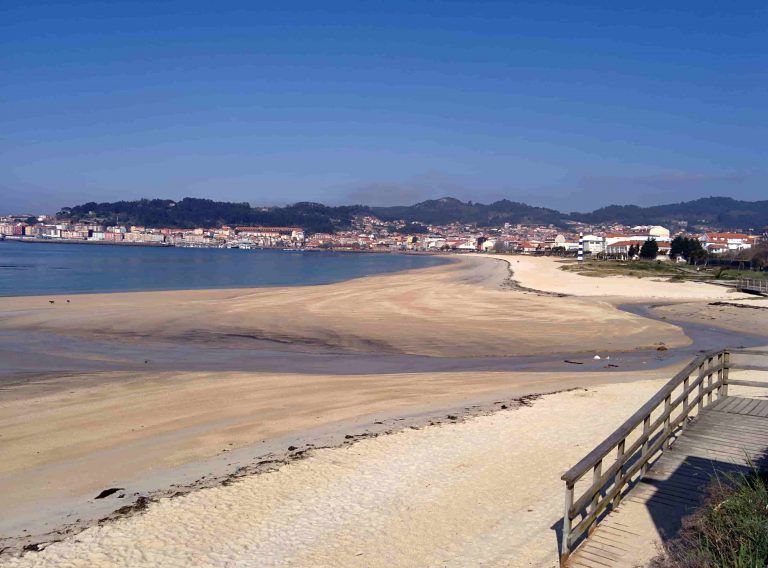 Varado un barco en la Playa de Rodeira en Cangas tras sufrir un golpe mientras pescaba
