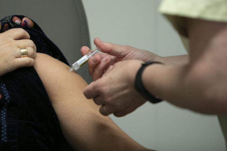La nueva campaña de la gripe durará 12 semanas y aspira a dar cobertura al 75% de los mayores de 65 años