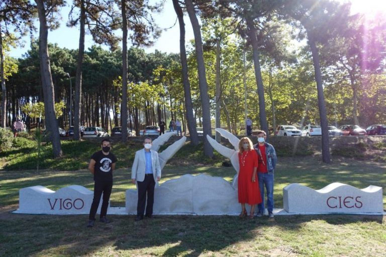 Vigo inaugura una escultura en Samil ideada como punto «selfie» con las Cíes de fondo