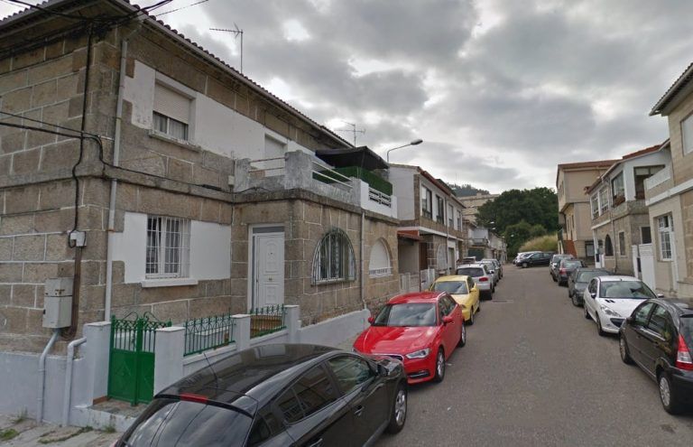 Una familia ‘okupa’ con dos hijas se niega a abandonar una vivienda en Teis y agrede con palos al propietario y vecinos