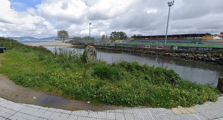 El joven accidentado tras golpearse la cabeza en un salto al agua en Samil permanece en la UCI